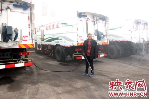 貨車突起火 80后清潔車司機路遇舉水槍急救援