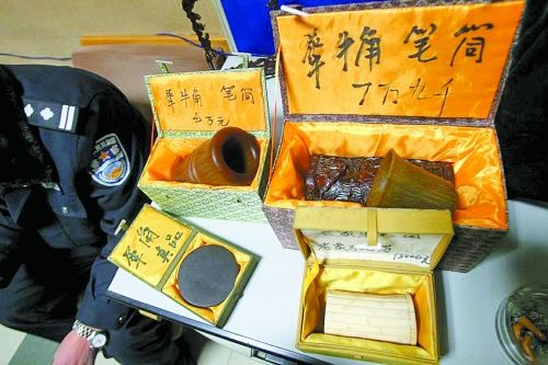 這些商品被暫扣，并根據(jù)鑒定情況對(duì)販賣者依法處罰。 記者 閆化莊 攝