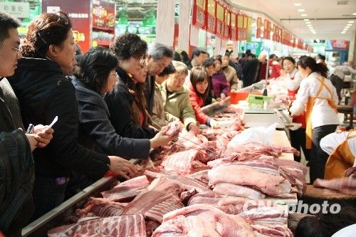 資料圖。1月份CPI等經(jīng)濟(jì)數(shù)據(jù)將于今天發(fā)布。多家機(jī)構(gòu)預(yù)計(jì)，受春節(jié)“錯(cuò)位”因素及豬肉價(jià)格回落影響，1月CPI同比漲幅在1.8%左右。從各機(jī)構(gòu)發(fā)布的報(bào)告來(lái)看，從2月開(kāi)始，CPI或?qū)⑦M(jìn)入新一輪上行周期。