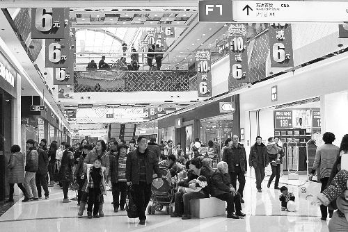  近年來，在商場“過年”成了很多市民的選擇。