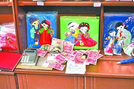 2012年6月21日，在朝鮮羅先特別市的一家商店里，柜臺上散落著一些人民幣。在朝鮮，人民幣比本國的貨幣更受歡迎。 CFP供圖