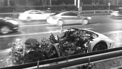 蘭博基尼自燃后報(bào)廢?！∥⒉┚W(wǎng)友 SCC寬寬 攝