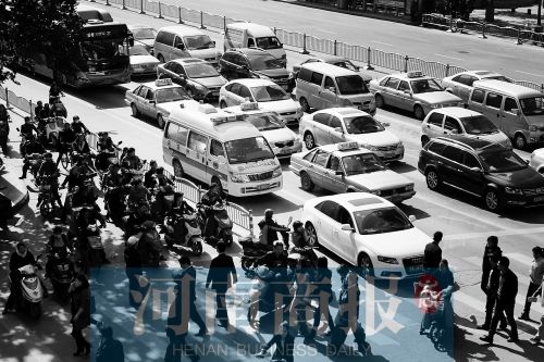 紫荊山路與商城路交叉口，見無車讓行，一輛救護車只好選擇右轉車道直行 記者 邱曉峰/攝