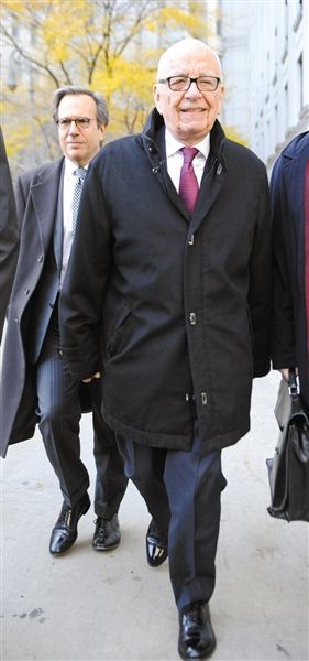 　20日，默多克走出法庭。