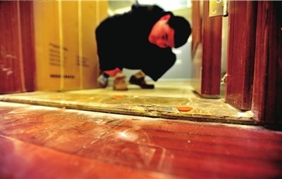 新房地板瓷磚有裂痕。 本報(bào)記者 陶冉 攝