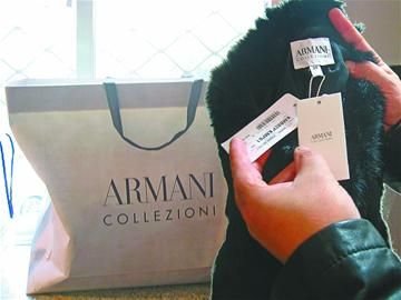 紀(jì)萬昌展示其中一件阿瑪尼女皮衣。 紀(jì)萬昌展示其中一件阿瑪尼女皮衣。