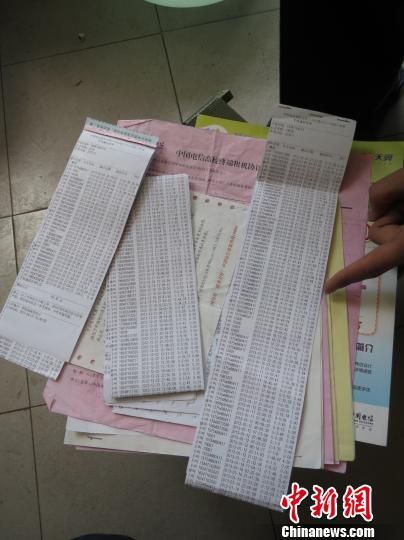 圖為王澤母睿收集的話費(fèi)詳單等證據(jù)。 白琥 攝