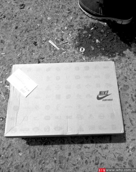 劉先生下單訂購的運動鞋包裝為“耐克”，里面卻是“安踏”。 受訪者供圖