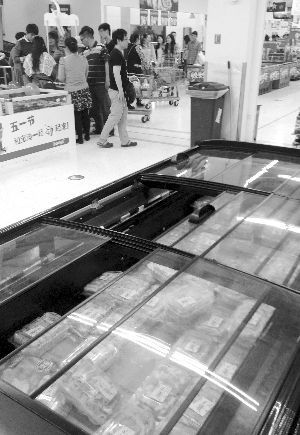 新街口某超市羊肉卷柜臺(tái)無(wú)人問(wèn)津。