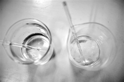 溶解檢測法中，左邊溶入真蠶絲的液體變得渾濁，完全溶解。