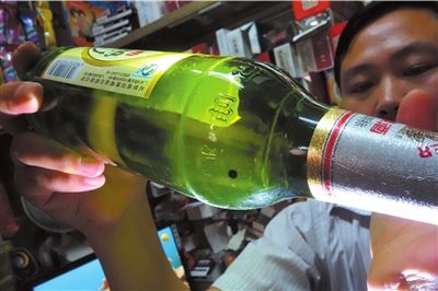 這瓶未開封的燕京啤酒內(nèi)有一顆黑色懸浮物。京華時(shí)報(bào)記者 徐曉帆 攝