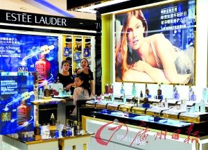 今年以來(lái)，雅詩(shī)蘭黛等大牌化妝品相繼被檢出不合格產(chǎn)品。（圖片來(lái)源：廣州日?qǐng)?bào) 王燕攝）