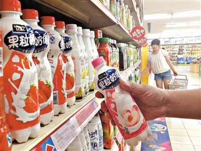 昨日，勁松京客隆超市貨架上，可口可樂果粒奶優(yōu)仍在售。可口可樂公司昨日發(fā)表聲明稱，已使用25公斤可能受到肉毒桿菌污染的乳粉，用于生產(chǎn)個(gè)別批次的美汁源果粒奶優(yōu)。新京報(bào)記者 韓萌 攝