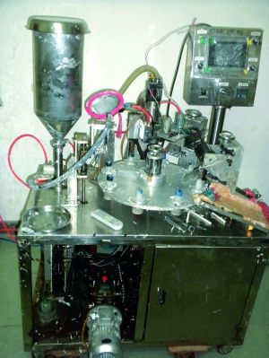 行動(dòng)中查獲的假冒“高露潔”牙膏和制假機(jī)械。信息時(shí)報(bào)記者鄭啟文 攝