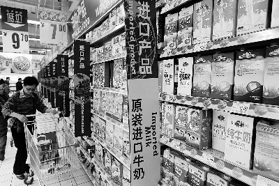 在通州某超市，進(jìn)口奶粉、純牛奶打出“原裝進(jìn)口”的招牌吸引消費(fèi)者購(gòu)買(mǎi) 攝/法制晚報(bào)記者 黑克