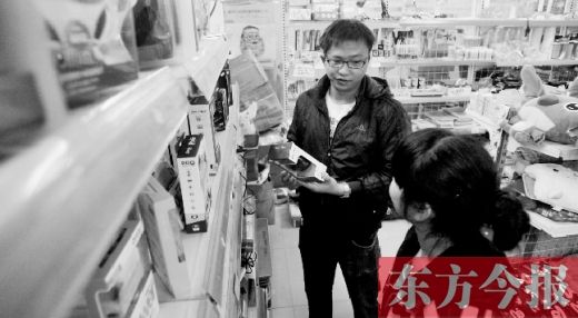 大學(xué)生創(chuàng)業(yè)孵化園內(nèi)，大學(xué)生S團實體店的工作人員在向兩個同學(xué)推介商品