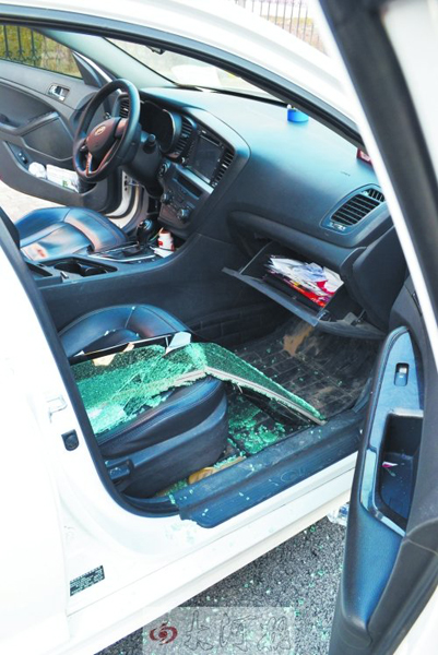 車玻璃被砸碎，車內(nèi)被翻動。
