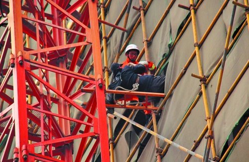 消防隊員將下不來的討薪者救下 消防隊員將下不來的討薪者救下