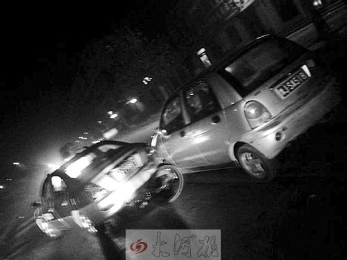 撞上出租車QQ才停下，兩車間還夾著一輛自行車。