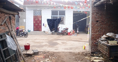 辦喜事扯的彩條還沒有褪色，這個農(nóng)家小院就發(fā)生了慘案。