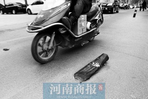 金水路上，一根路樁被撞倒