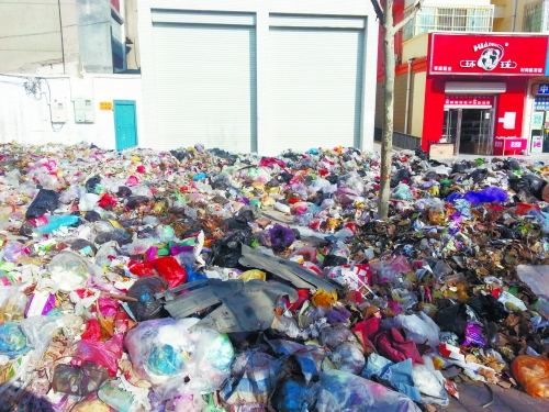 人行道上，垃圾“綿延”30來(lái)米。