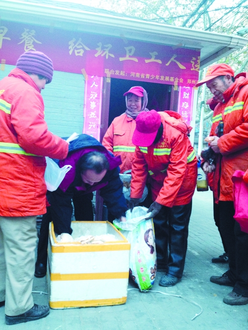 環(huán)衛(wèi)工在領(lǐng)取愛(ài)心早餐