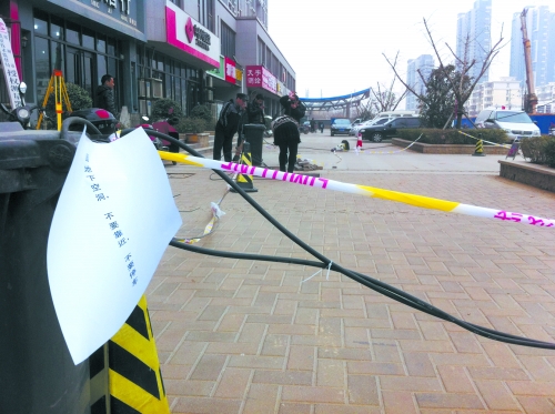 這處危險路段，從表面看沒有一點異常。但是在地面下，坍塌的大坑可裝下中巴車。