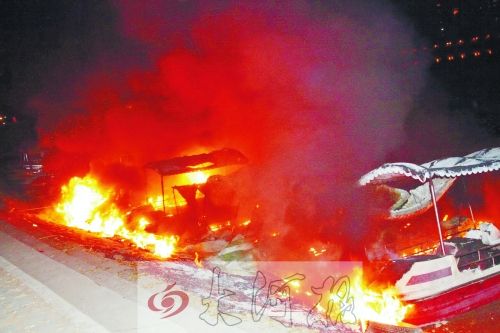 觀光船著火，火光沖天。