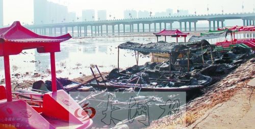 被燒毀的觀光船，殘破不堪。