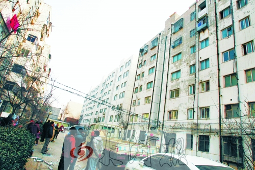 鄭州市瑞達(dá)路啟明村小區(qū)一戶居民家中（紅圈標(biāo)示處），天然氣發(fā)生爆炸。