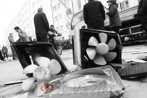 7樓一住戶家中天然氣爆炸，廚房里的排氣扇被炸得掉落地上。