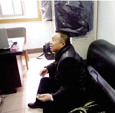 無證開套牌桑塔納轎車的段某，在華中食品城賣酒。