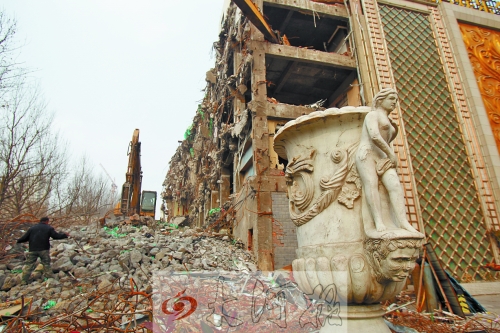 城東路下穿隧道動工，建筑垃圾占據(jù)了人行道。