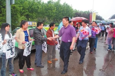 專案組押解嫌疑人回洛，的哥的姐自發(fā)前來迎接。