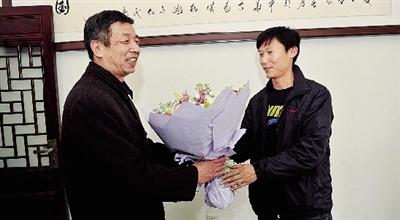 男子欲拔菜刀砍公交車長 奪刀老人是位老中醫(yī) 男子欲拔菜刀砍公交車長 奪刀老人是位老中醫(yī)