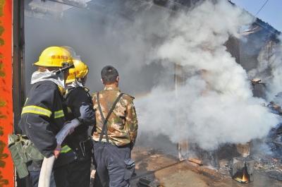 火勢(shì)兇猛，濃煙滾滾，消防官兵正在奮力救火。