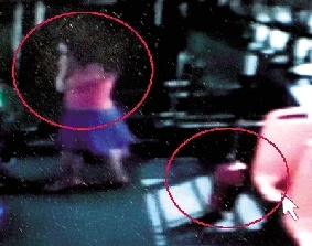 去年10月份的一天，一名女乘客打著電話下了車，包丟在了車上。(翻拍視頻)