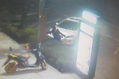 監(jiān)控視頻顯示，一名女子正在往路燈桿和路牌燈箱上噴涂。