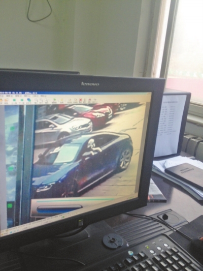 監(jiān)控錄像顯示，肇事車(chē)駕駛室內(nèi)有狗頭探出窗外。