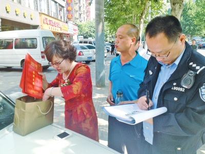 失主在清點(diǎn)、認(rèn)領(lǐng)失物。