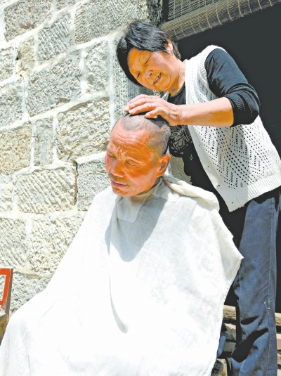 為了照顧兩個(gè)小叔，馬英專門學(xué)會(huì)了理發(fā)。