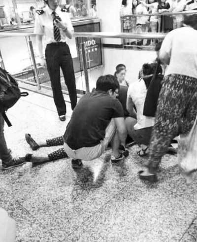 男子繼母被捅傷后跑到站內(nèi)，倒在了地上（圖片來自網(wǎng)絡(luò)）。