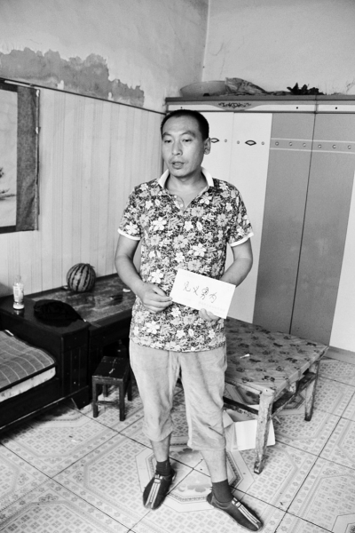 采建新拿的信封里，是南京警方送來的獎金。