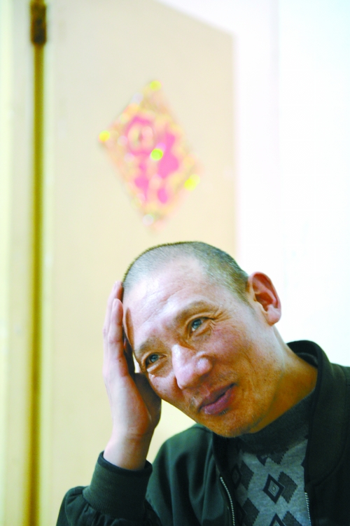 出看守所后,李懷亮的輕松表情越來(lái)越多。