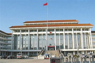 濮陽縣違規(guī)、超標(biāo)修建的縣委、縣政府辦公樓。新華社發(fā)發(fā)布