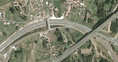 事發(fā)地的急轉(zhuǎn)彎道。以下是監(jiān)控視頻截圖。