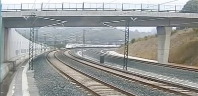 時(shí)速190公里的列車通過一個(gè)限速80公里的急轉(zhuǎn)彎。