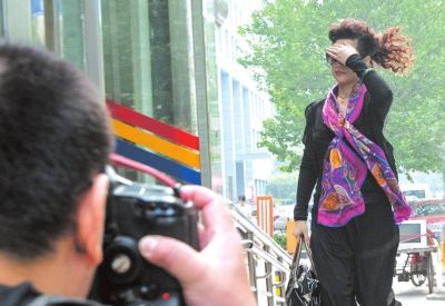 7月22日李某某輪奸案庭前會議，夢鴿擋臉小跑進(jìn)法院。資料圖片京華時報記者蒲東峰攝