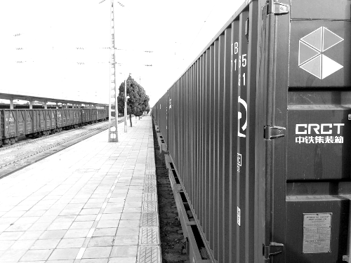 此次班列跟車工作人員@就著米飯吃面條發(fā)微博說：一路走來，每個(gè)?？空镜墓ぷ魅藛T都在夸我們的集裝箱。